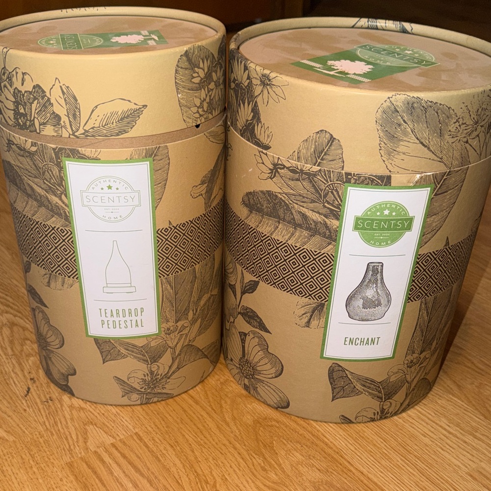 Scentsy Teardrop Pedestal Diffuser and Enchant Shade